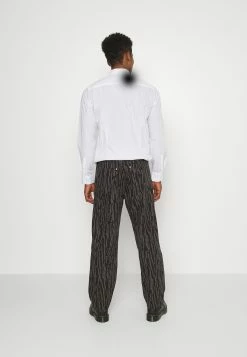 Weekday GALAXY SURFACE TROUSERS - Pantalon classique Men 9 Weekday GALAXY SURFACE TROUSERS - Pantalon classique Men -France Weekday Soldes Boutique 15564cd651e34a8abc7d7dc1c9831558