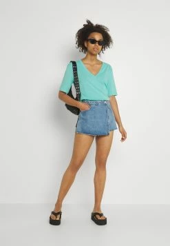 Weekday LAST V NECK - T-shirt basique Women -France Weekday Soldes Boutique 5296aa299b0c4f95b7e2ae6a78b24f6f