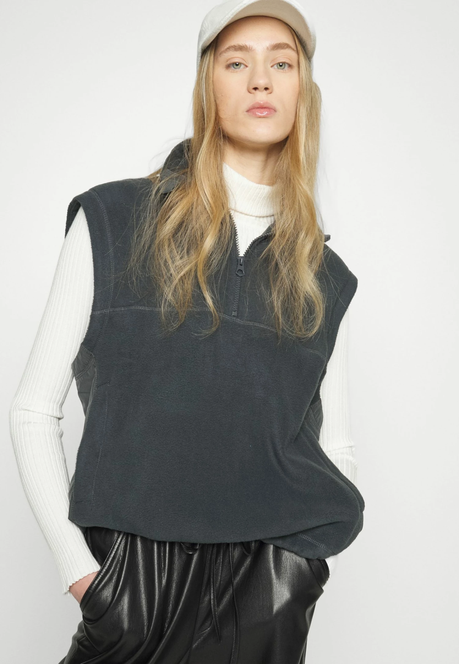 Weekday CRUSH VEST - Sweat polaire Women 6 Weekday CRUSH VEST - Sweat polaire Women – Image 4