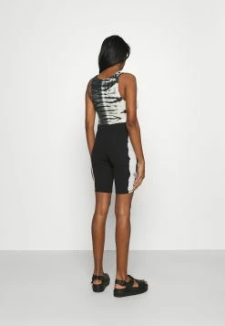 Weekday STELLA BIKER - Short Women 13 Weekday STELLA BIKER - Short Women -France Weekday Soldes Boutique ad07f643748e4a77a6d03579b99b99c0