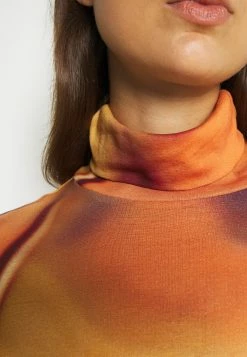 Weekday CHIE PRINTED TURTLENECK - T-shirt à manches longues Women -France Weekday Soldes Boutique adb9685f33cc47659a0363191a06d81e