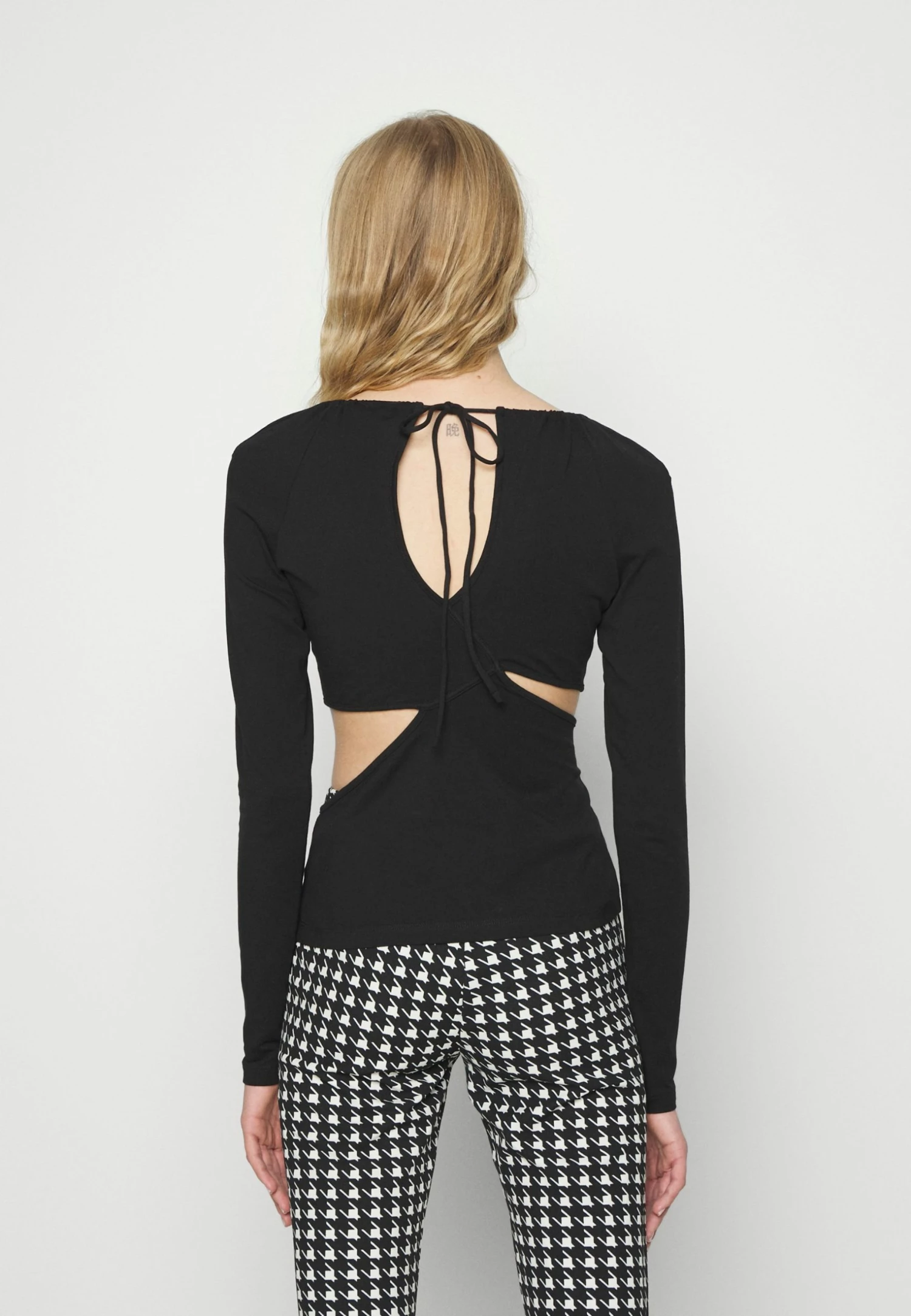 Weekday PLENTY CUT OUT LONG SLEEVE - T-shirt à manches longues Women 5 Weekday PLENTY CUT OUT LONG SLEEVE - T-shirt à manches longues Women – Image 3