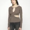 Weekday PLENTY CUT OUT LONG SLEEVE - T-shirt à manches longues Women -France Weekday Soldes Boutique e826265ae8954ce2905e2d0ccbc564e4