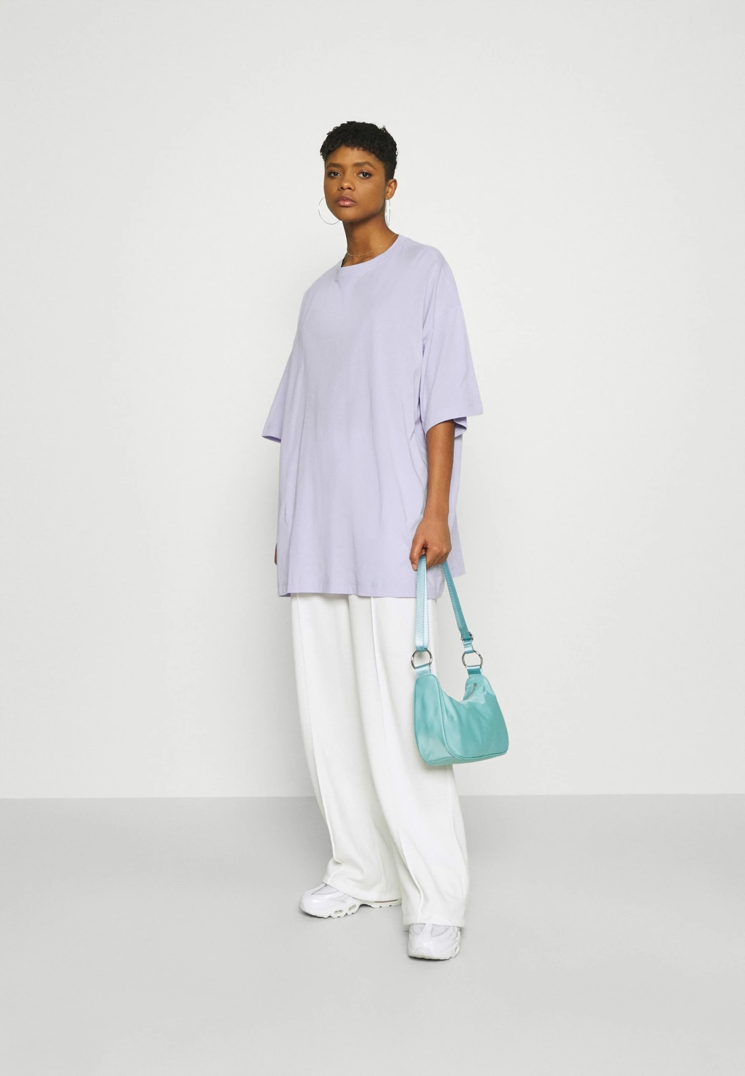 Weekday HUGE - T-shirt basique Women 4 Weekday HUGE - T-shirt basique Women – Image 2